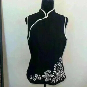 Black with White‎ Embroidered Flowers Top